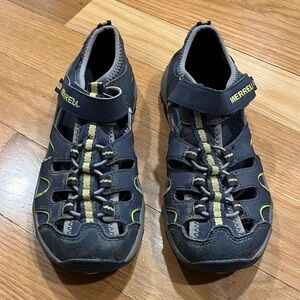 Merrrll h20 boys hiking sandals size 4.